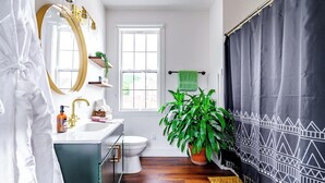 Jungle Thyme Upstairs | Bathroom - Jungle House Luxury Stays - Downtown Chillicothe (Chillicothe)