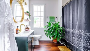 Jungle Thyme Upstairs | Bathroom | Rainfall showerhead, designer toiletries, hair dryer, towels - Jungle House Luxury Stays - Downtown Chillicothe (Chillicothe)