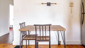 Jungle Thyme | In-room dining - Jungle House Luxury Stays - Downtown Chillicothe (Chillicothe)