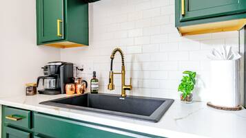 Grand réfrigérateur, micro-ondes, four, plaque de cuisson