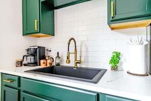 Full-size fridge, microwave, oven, stovetop