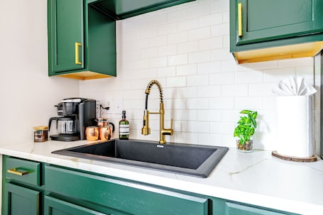 Full-size fridge, microwave, oven, stovetop. Jungle House Luxury Stays - Downtown Chillicothe