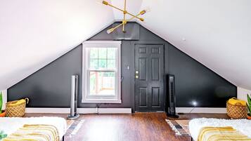 3 bedrooms, Egyptian cotton sheets, premium bedding, memory foam beds