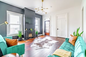 Family House, Non Smoking, Pets Allowed | Living area | 55-inch Smart TV with digital channels, Netflix, Hulu