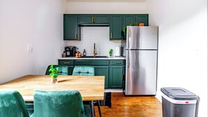 Jungle Thyme Upstairs | Private kitchen - Jungle House Luxury Stays - Downtown Chillicothe (Chillicothe)