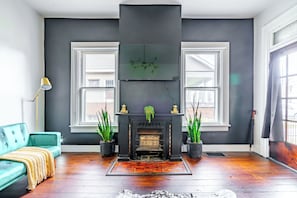 TV connectée de 32 pouces avec chaînes numériques, Netflix, Hulu