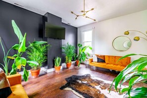 Living area - Jungle House Luxury Stays - Downtown Chillicothe (Chillicothe)