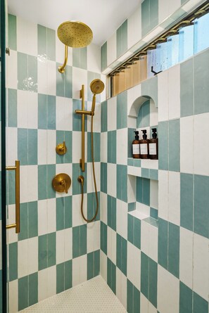 Chuveiro, secador de cabelo, toalhas de banho, sabonete