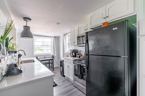 Private kitchen - Jungle House Modern Lofts – Arena District & Short North (Columbus)