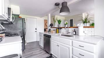 Full-size fridge, microwave, oven, stovetop