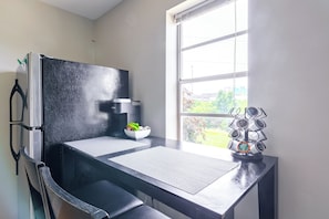 Full-sized fridge, microwave, oven, stovetop