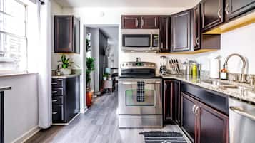 Full-size fridge, microwave, oven, stovetop