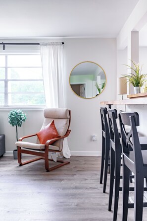 55-inch Smart TV with digital channels, Netflix, Hulu - Jungle House Modern Lofts – Arena District & Short North (Columbus)