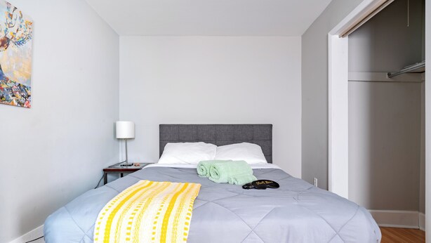 Egyptian cotton sheets, premium bedding, memory foam beds - Jungle House Modern Lofts – Arena District & Short North (Columbus)