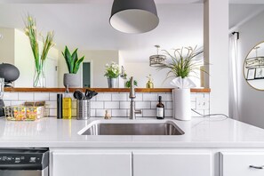 Casa Tres | Bathroom | Rainfall showerhead, designer toiletries, hair dryer, towels - Jungle House Modern Lofts – Arena District & Short North (Columbus)