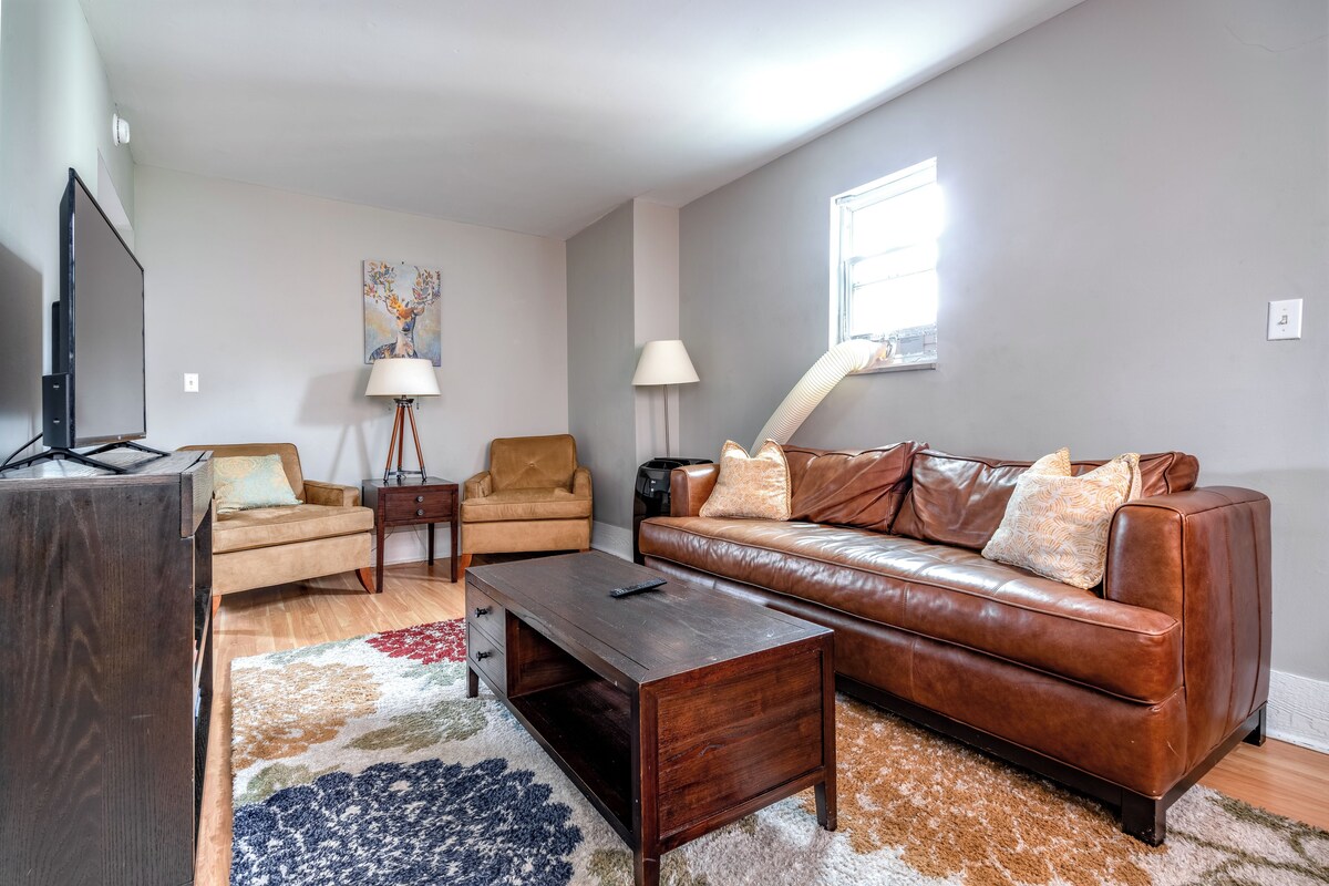 Casa Quatro | Living area | 55-inch Smart TV with digital channels, Netflix, Hulu