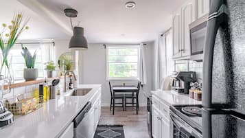 Full-sized fridge, microwave, oven, stovetop