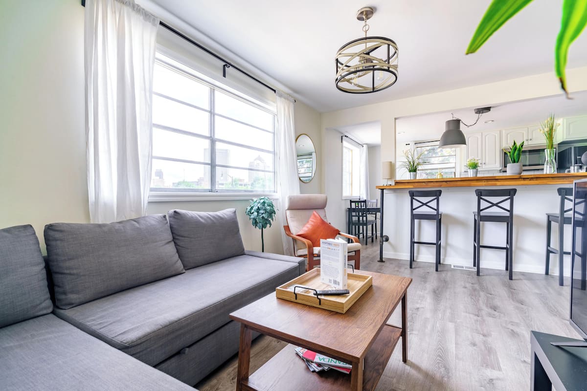Apartamento design | Área de estar | TV 32 polegadas com canais digitais, Netflix, Hulu