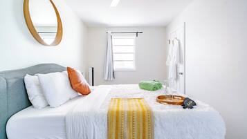 1 bedroom, Egyptian cotton sheets, premium bedding, memory foam beds