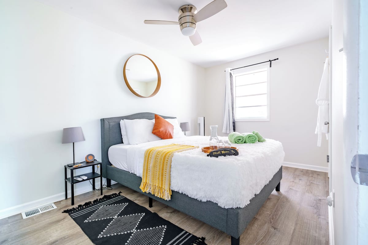 1 bedroom, Egyptian cotton sheets, premium bedding, memory-foam beds