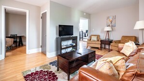 Casa Deluxe | Zona de estar | Smart TV de 55 pulgadas con canales digitales, además de Netflix, Hulu