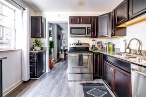 Casa Uno | Private kitchen | Full-size fridge, microwave, oven, stovetop