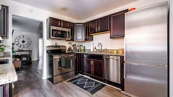 Casa Uno | Private kitchen | Full-size fridge, microwave, oven, stovetop
