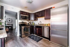 Refrigerador con freezer, microondas, horno, placa de cocina
