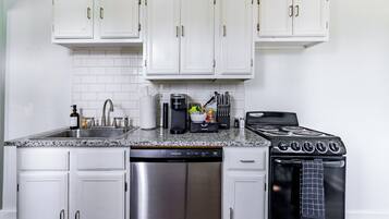 Full-size fridge, microwave, oven, stovetop