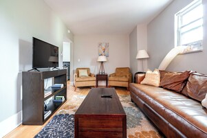 Casa Quatro | Living area | 55-inch Smart TV with digital channels, Netflix, Hulu