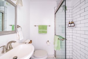 Hus Deluxe | Badrum | Regndusch, lyxtoalettartiklar, hårtork och handdukar