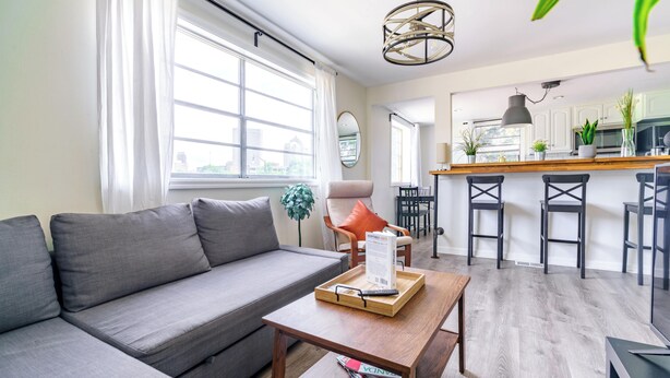 Casa Deluxe | Zona de estar | Smart TV de 55 pulgadas con canales digitales, además de Netflix, Hulu