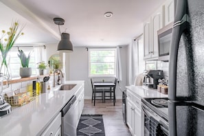 Full-sized fridge, microwave, oven, stovetop