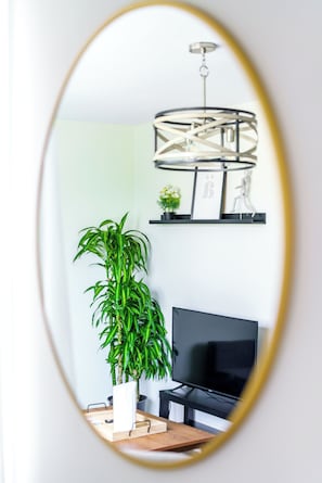 Appartement Design | Coin séjour | Télévision de 32 pouces avec chaînes numériques, Netflix, Hulu