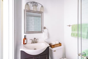 Departamento de diseñador | Baño | Tina con regadera y regadera tipo lluvia