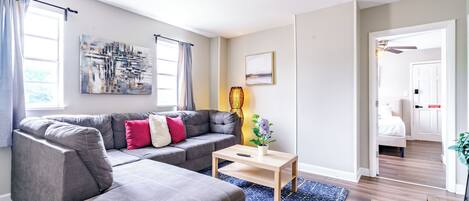 تلفزيون ذكي، برامج وأفلام نتفليكس، هولو، كُتُب