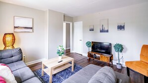 Casa Dos | Private kitchen | Coffee/tea maker, full-size fridge, microwave, oven - Jungle House Modern Lofts – Arena District & Short North (Columbus)
