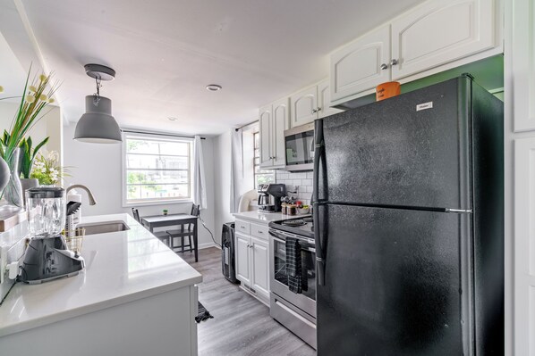 Casa Tres | Private kitchen | Full-size fridge, microwave, oven, stovetop