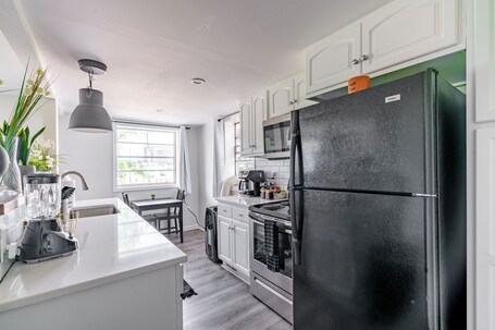 Casa Tres | Private kitchen | Full-size fridge, microwave, oven, stovetop