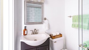 Casa Deluxe | Baño | Cabezal de ducha tipo lluvia y artículos de higiene personal de diseño