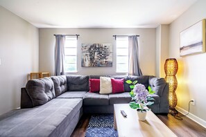 55-inch Smart TV with digital channels, Netflix, Hulu - Jungle House Modern Lofts – Arena District & Short North (Columbus)