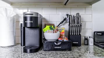 Full-size fridge, microwave, oven, stovetop