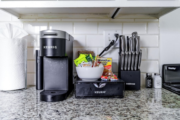 Lemari es besar, microwave, oven, dan kompor