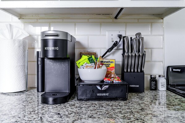 Full-size fridge, microwave, oven, stovetop