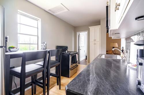 Maison Deluxe | Cuisine privée | Réfrigérateur grande capacité avec congélateur, four à micro-ondes