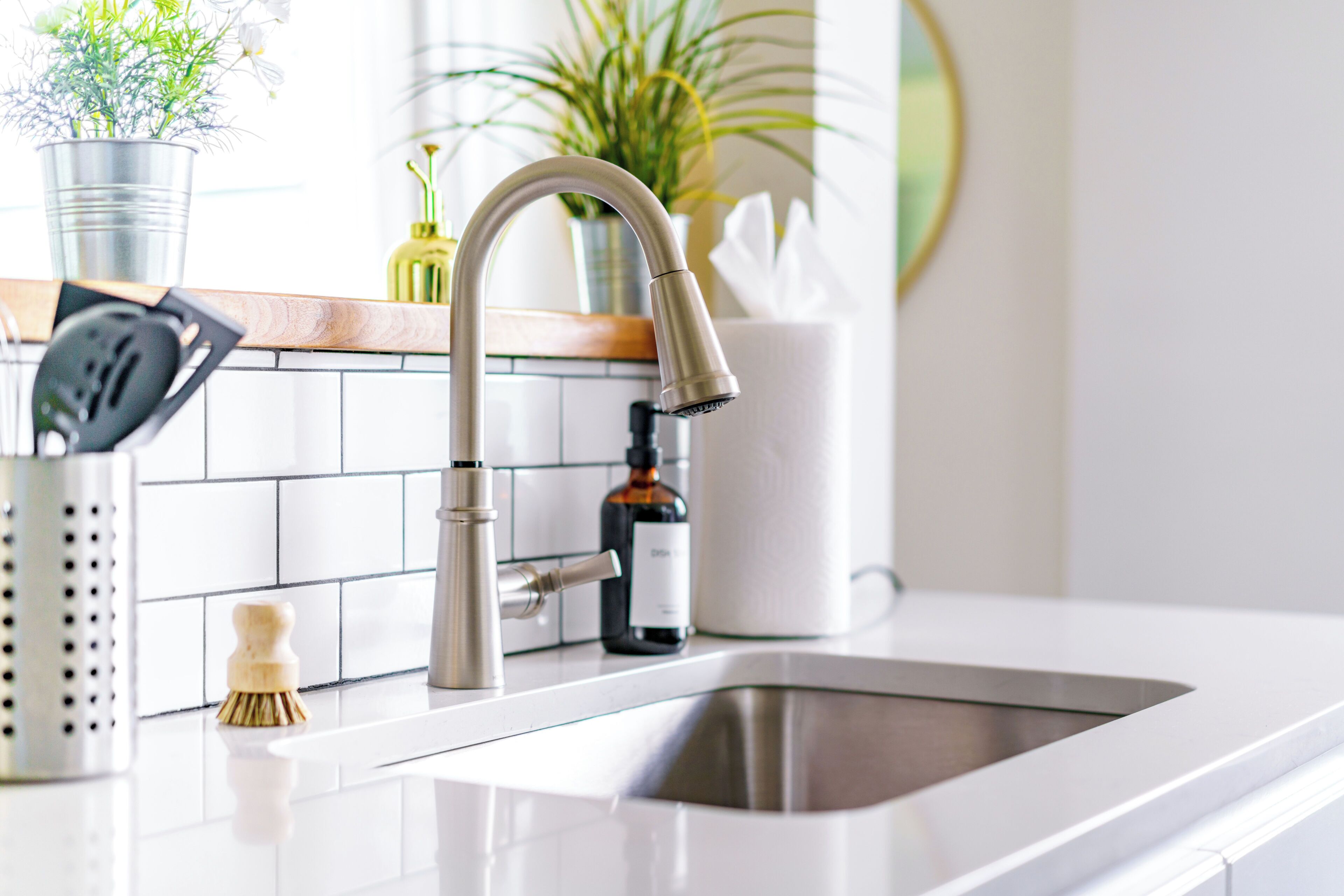 Deluxe huis | Badkamer | Een regendouche, designer toiletartikelen, een haardroger, handdoeken