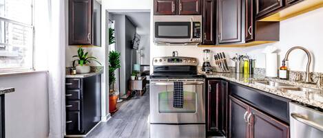 Full-size fridge, microwave, oven, stovetop