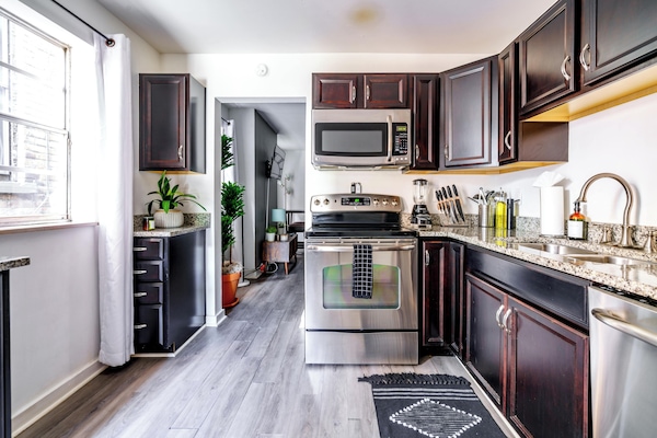 Full-sized fridge, microwave, oven, stovetop