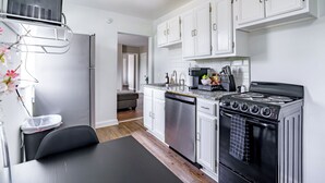 Casa Dos | Private kitchen | Coffee/tea maker, full-size fridge, microwave, oven - Jungle House Modern Lofts – Arena District & Short North (Columbus)