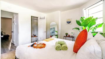 1 bedroom, Egyptian cotton sheets, premium bedding, memory foam beds